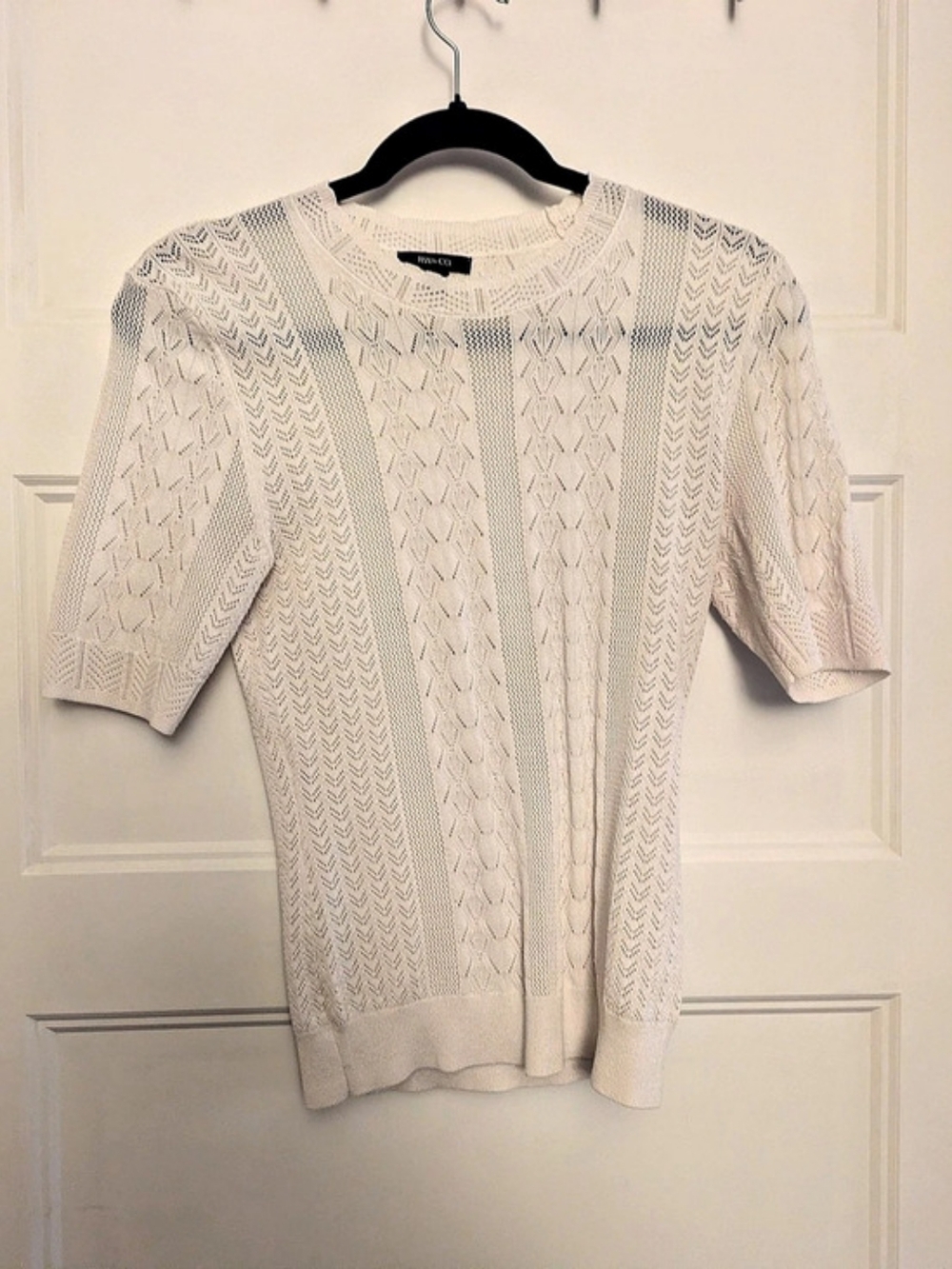 RW&CO. Short Sleeve Knit Top in White Size M Like New